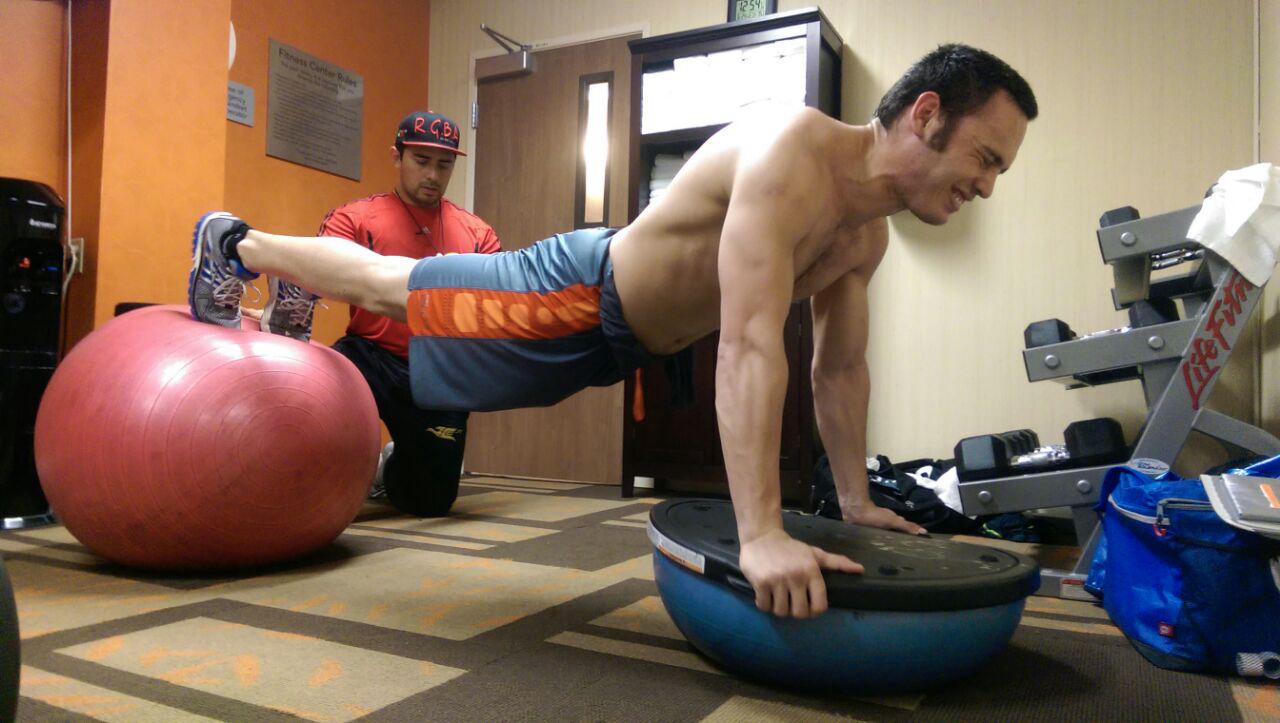 JC Chávez Jr. entrenando con bosu y fitball