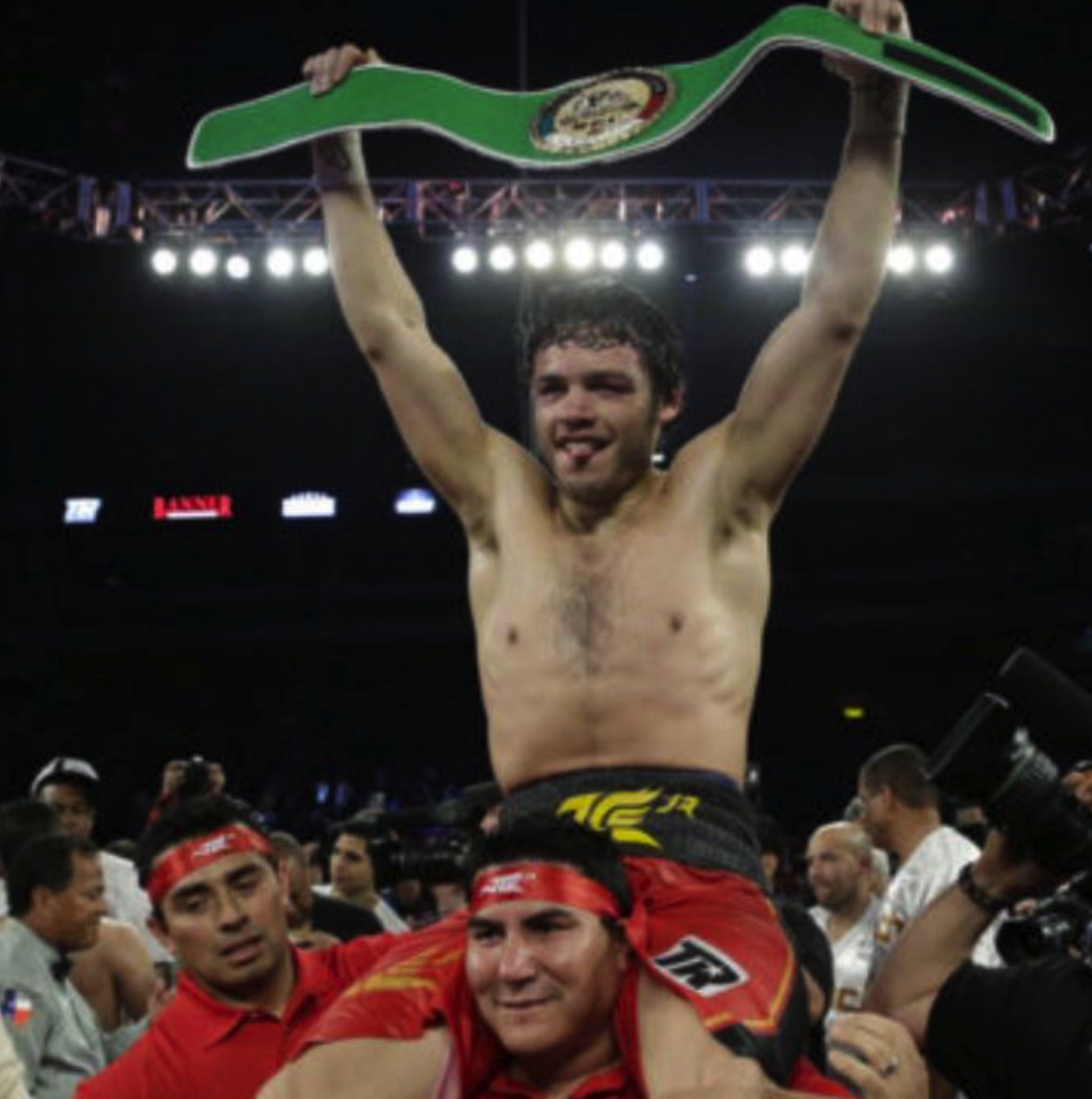 JC Chávez Jr. campeón mundial con cinturón