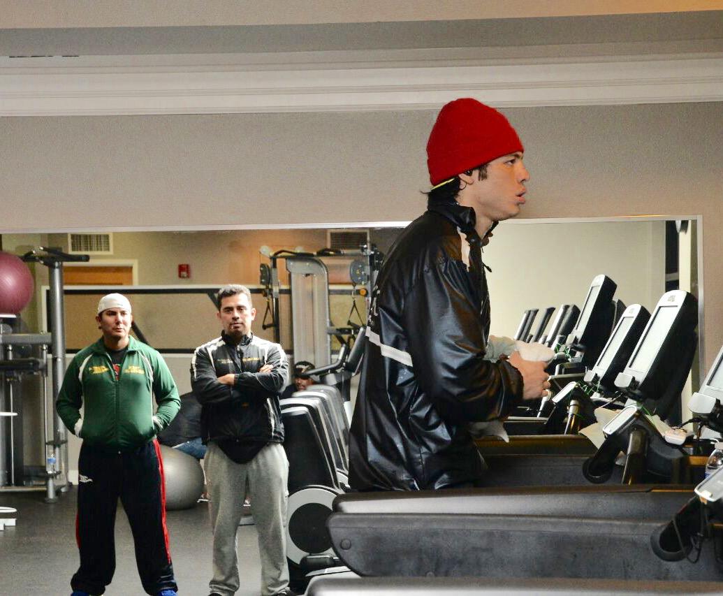 JC Chávez Jr. entrenando cardio en caminadora